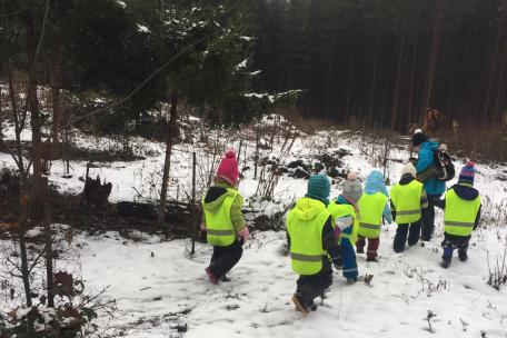 Kinder im Wald mit Schnee